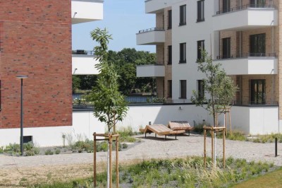 Wohnen am Wasser: Moderne 2-Zimmer-Wohnung mit Balkon, EBK  & TG