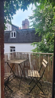 Altbaucharme mitten in Wiesbaden! Großzügig + hell diese 2 Zimmer Wohnung + Wohnküche + Balkon