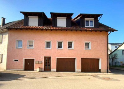 Charmantes Zweifamilienhaus mit großzügigem Wohnraum und Doppelgarage