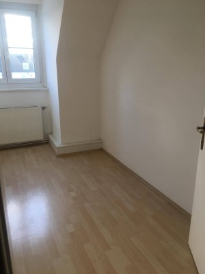 2,5 Zimmer Dachgeschosswohnung mit großem, hellem Bad