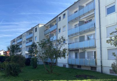 Gut geschnittene Hochparterre-Zimmer-Wohnung mit Loggia