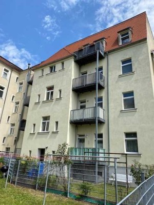 Vermietete Dachgeschosswohnung mit Balkon zu verkaufen