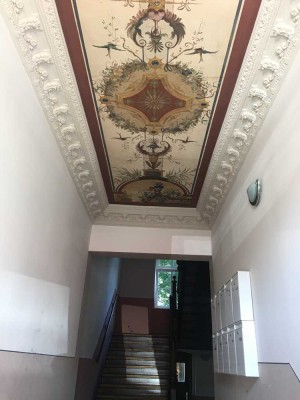 Einziehen und wohlfühlen: teilmöbl. 2-Zimmer-Wohnung mit Balkon im Gründerzeitaltbau