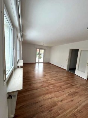 2 Zi. EG-Wohnung ruhig gelegen, inkl. EBK,Garage, Terrasse