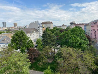 Mit Blick über den Park vom Balkon