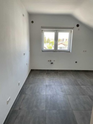 Helle 4 ZKB DG Wohnung in Graben OHNE Balkon