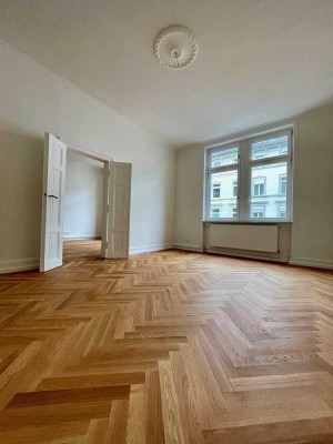 PROVISIONSFREI � *Traumhaft renovierte Altbau-Wohnung mit Sonnenbalkon und Eiche-Parkett*
