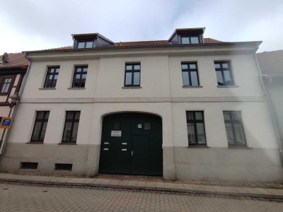 Bewohnte ETW mit Innenhof und Carport zu veräußern