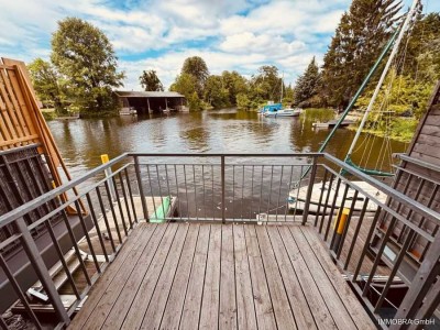 Wohnen mit Wow-Effekt – extravagante Maisonettewohnung mit Balkon über dem Wasser