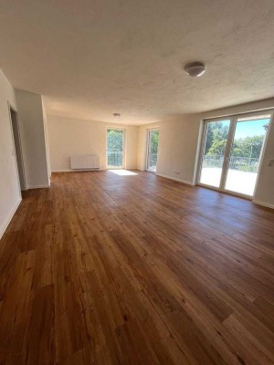 Exklusive, kernsanierte 4-Zimmer-Wohnung mit 40m²-großen Dachterrasse in ruhiger Lage in Selb