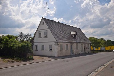 Altes Bauernhaus mit großer Scheune