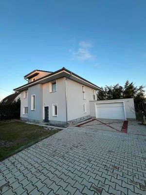 Großzügige Villa mit Garten & vielseitigen Nutzungsmöglichkeiten