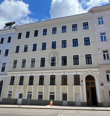 HELLER WOHNHIT MIT SCHÖNEM ALTBAU- FLAIR