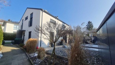 Zirndorf-Idylle: Energieeffizientes Eigenheim mit Garten, Jacuzzi & Carport