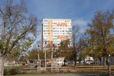 Zehnerviertel - Hochhaus: Sanierungswohnung mit Westloggia und zentralem Grundriss