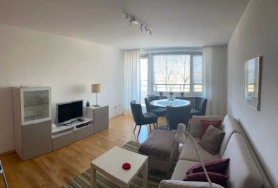 VON PRIVAT: 2,5-Zimmer-Wohnung mit zwei Loggias und EBK
