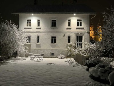 Zauberhafte Villa im neoklassizistischen Stil - äußerst gepflegt und  stilsicher ausgestattet.