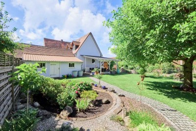 Zweigenerationenhaus mit großem Gartenparadies in Untermeitingen