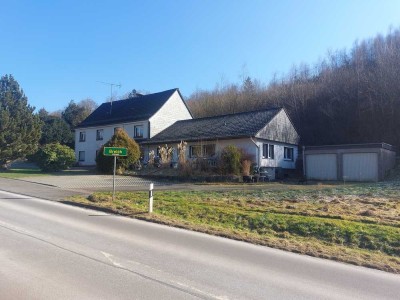 Vielseitiges Dreigespann aus Bungalow mit Altbau und Wald