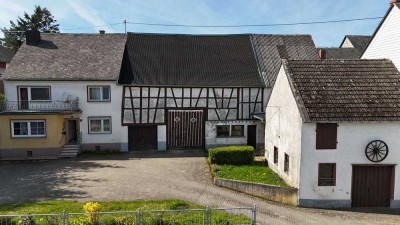 sanierungsbedürftiges Bauernhaus mit großem Grundstück, Stallungen, Scheune & Schmiede in Lieg
