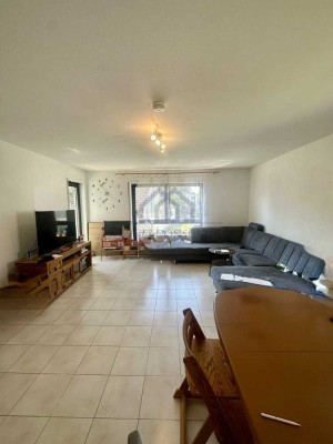 Schöne 4-Zi-Wohnung mit Balkon und 2 Stellplätzen