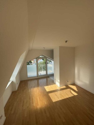Wohnen, wo andere spazieren gehen: Sonnige 2-Zimmer-Wohnung mit Südbalkon, viel Grün vor der Tür und