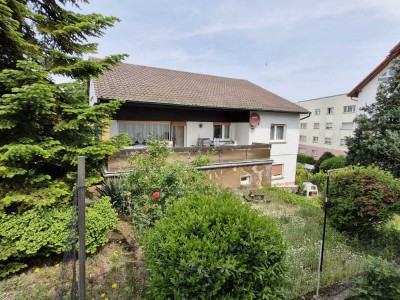 Großzügiges Einfamilienhaus mit  Nutz und Wohnfläche über 300m², schönem Garten und großer Terrasse