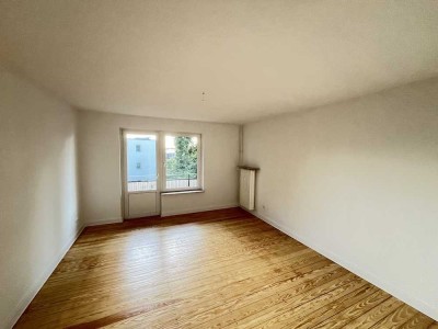 Schöne sanierte  2 Zimmer Wohnung mit Balkon.