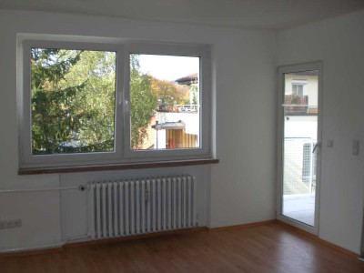 Helle, ruhige Wohnung mit zwei Zimmern sowie Balkon und Einbauküche in Tübingen