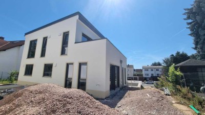 Exklusives Neubau-Einfamilienhaus/Stadtvilla in Steinbach: Stilvoll wohnen!