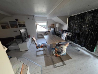 Dachgeschoss Wg mit Kamin und Loggia, voll möbliert ca.80 m2 Für Ehepaar allein oder mit Kindern