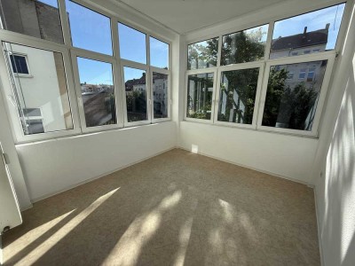 Zentral gelegene 2-Raumwohnung mit offener Küche & großem, sonnigen Wintergarten mit Blick ins Grüne