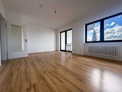 Exklusive, sanierte 2-Raum-Wohnung mit Balkon, Keller und Pkw-Stellplatz in Bensheim-Auerbach