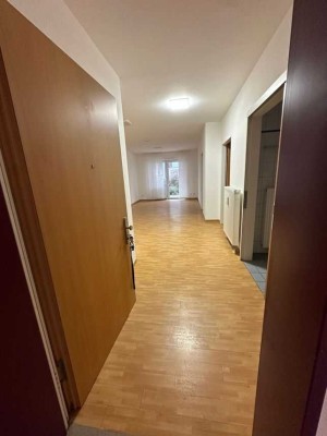 Gepflegte Seniorenwohnung mit zwei Zimmern und Balkon