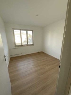 Schöne 3 ZKB-Wohnung mit Balkon direkt am Schillerplatz/WG geeignet