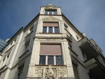 Ein ehrenwertes Haus:  Sanierte 2-Zimmer-DG-Whg mit Küche im seitlichen Westend