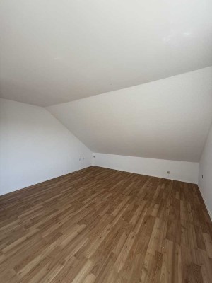 Erstbezug nach Sanierung: Stilvolle 3-Zimmer-Dachgeschosswohnung in Georgsmarienhütte