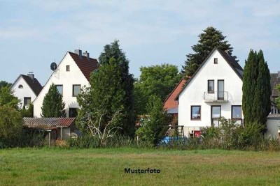 Wohnhaus mit Garagen und Schuppen