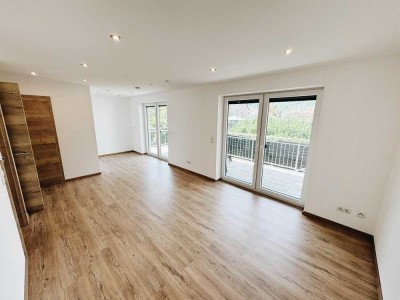 Lichtdurchflutete Wohnung mit Balkon (möbliert)