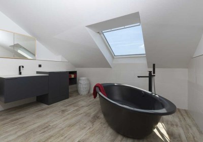 elegantes Penthouse mit Blick auf das Wasser