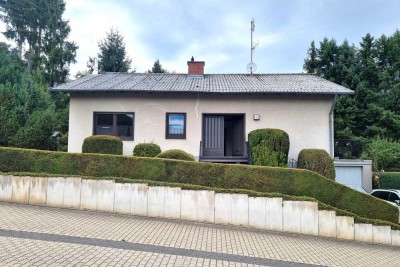Bungalow - Einliegerwohnung - schönes Grundstück - 2 Garagen - top Wohnlage