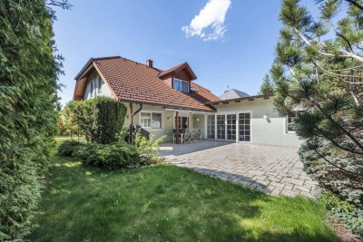 Großzügiges Familiendomizil mit uneinsichtigem Garten, Hallenbad, Sauna und Garage für 2 PKW