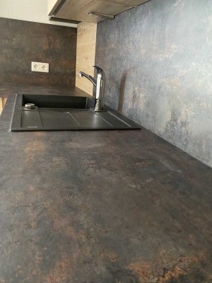 Schöne 2 Zi.-Wohnung mit Küche inkl. moderner Einbauküche, Diele, Wannenbad mit Fenster und Garage.