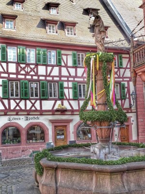 Stilvolle 3-Raum-Dachgeschosswohnung mit Loggia im Herzen Weinheims (möbliert)