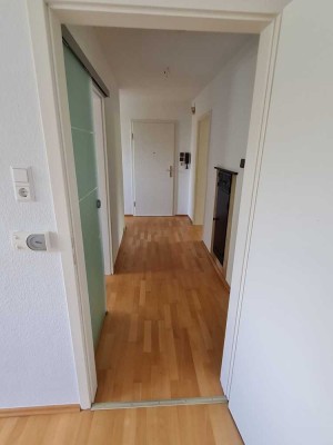 4 Zi-Wohnung in MFH - Optimaler Grundriss mit Parkett + Balkon + Stellplatz - FREI