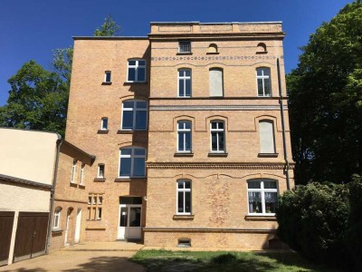 2-Zimmer-Hochparterre-Wohnung in einem gepflegten Altbau