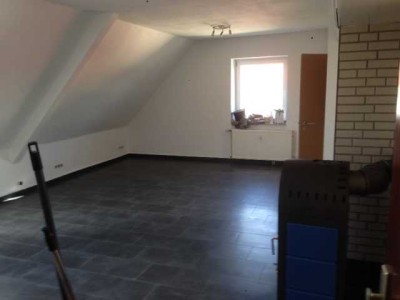 Sonnige 3-Zimmer- DG Wohnung mit Kamin 
in Empelde