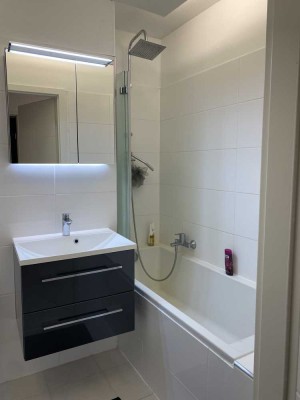 Helle 2-Zimmer-Wohnung mit Balkon, Einbauküche & Tiefgaragenstellplatz in Hannover-Misburg