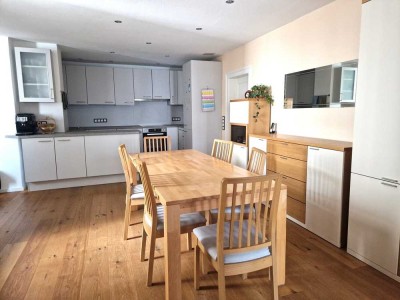 Gut geschnittene 6-Zimmer-Altbauwohnung mit Balkon - perfekt für Familie oder als WG