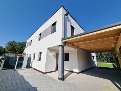 IDEAL FÜR FAMILIEN! 5-ZIMMER-ZIEGELHAUS MIT UNVERBAUBAREN AUSBLICK. MIT KELLER, BALKON, TERRASSE, CARPORT UND GROSSEM GARTEN.